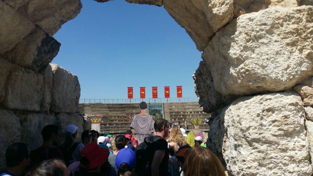 המחשה ומטיילים בגן לאומי בית גוברין -צילום ערן קרוזל