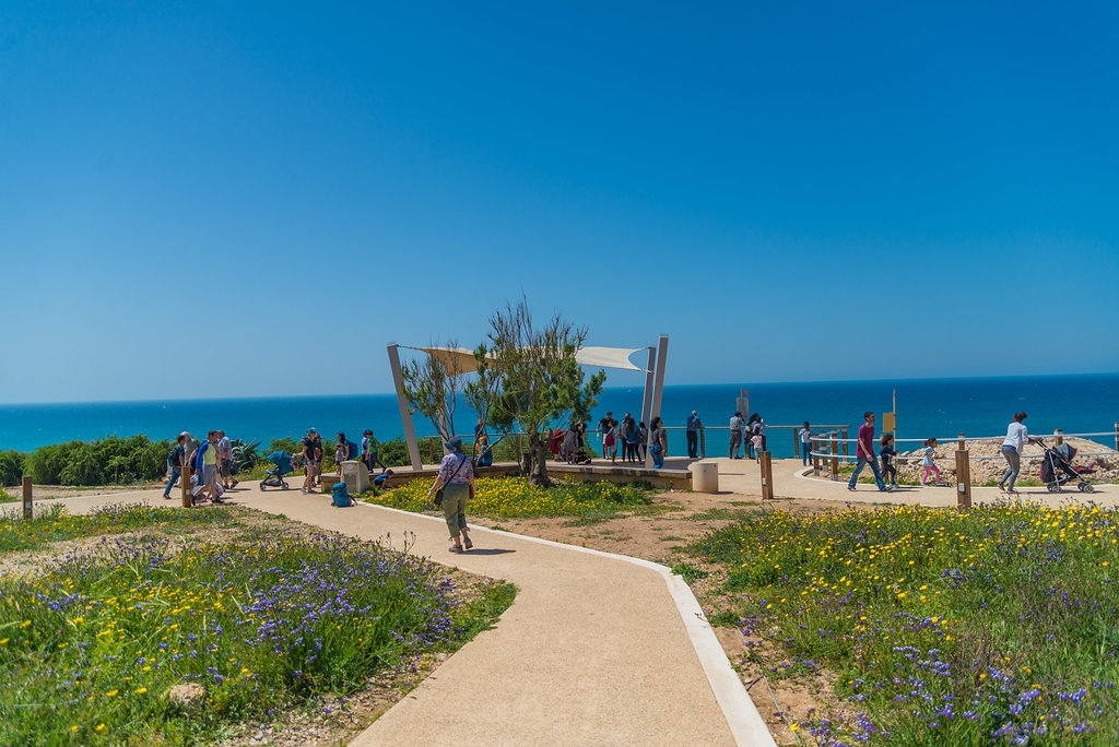 שביל הפריחה עם מרפסת נוף לים בגן לאומי אפולוניה