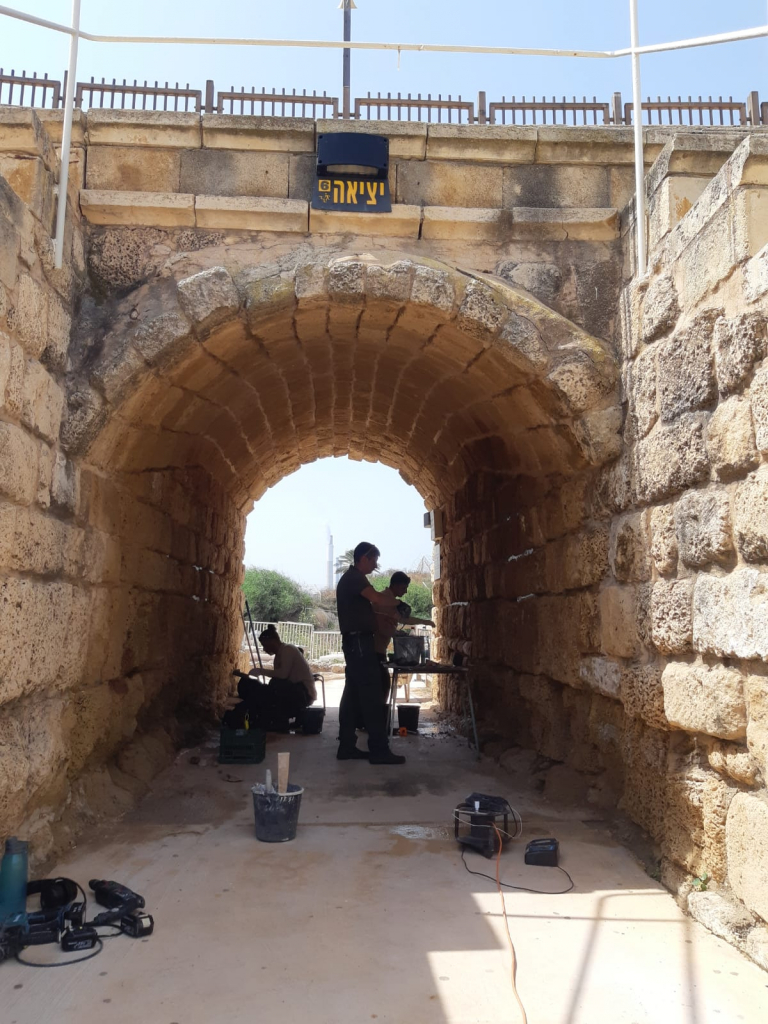 עבודות שימור בגן הלאומי קיסריה. צילום יהונתן אורלין רשות הטבע והגנים