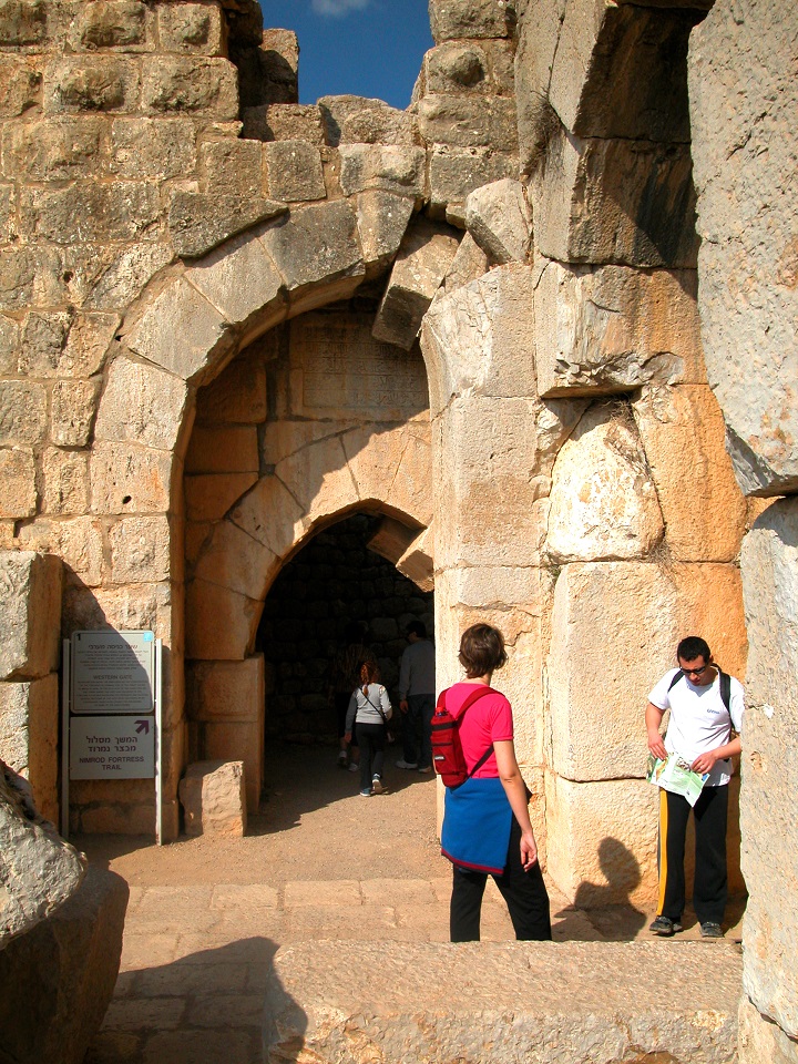 שבר בקשת במבצר נמרוד בעקבות רעידת אדמה- צילום יעקב שקולניק